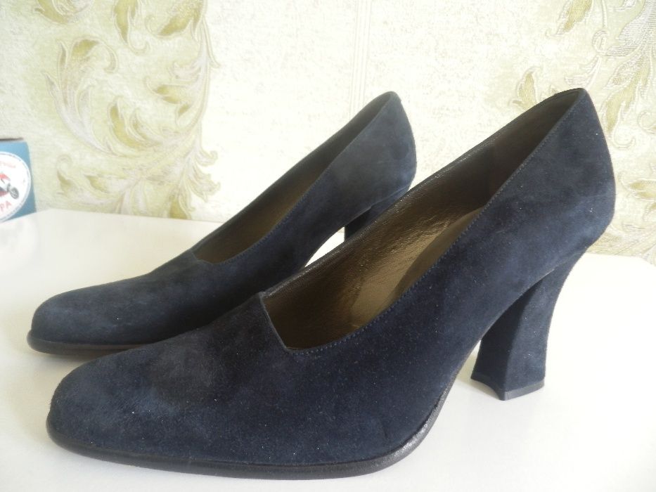 Продам нові замшеві темно-сині туфлі
