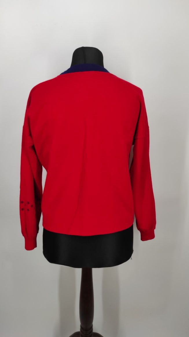Czerwona bluza sportowa z napisami wiosna