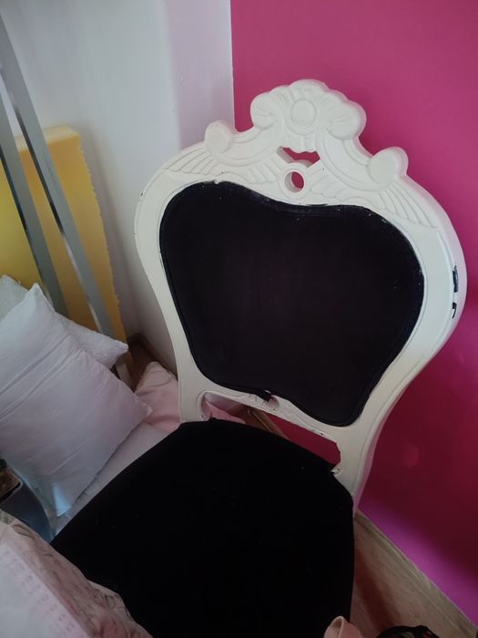 Komplet czterech krzeseł ludwikowskich