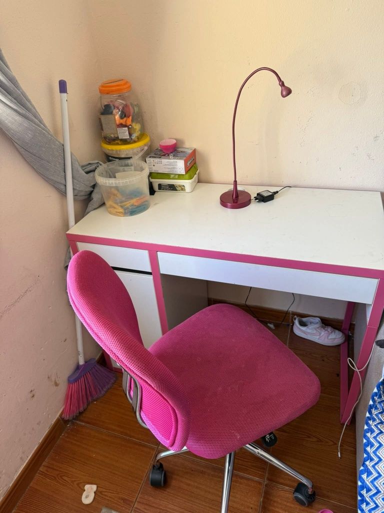 Secretaria cor de rosa