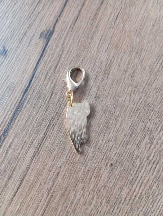 Brelok, zawieszka z wiszącym kotem. Brązowy