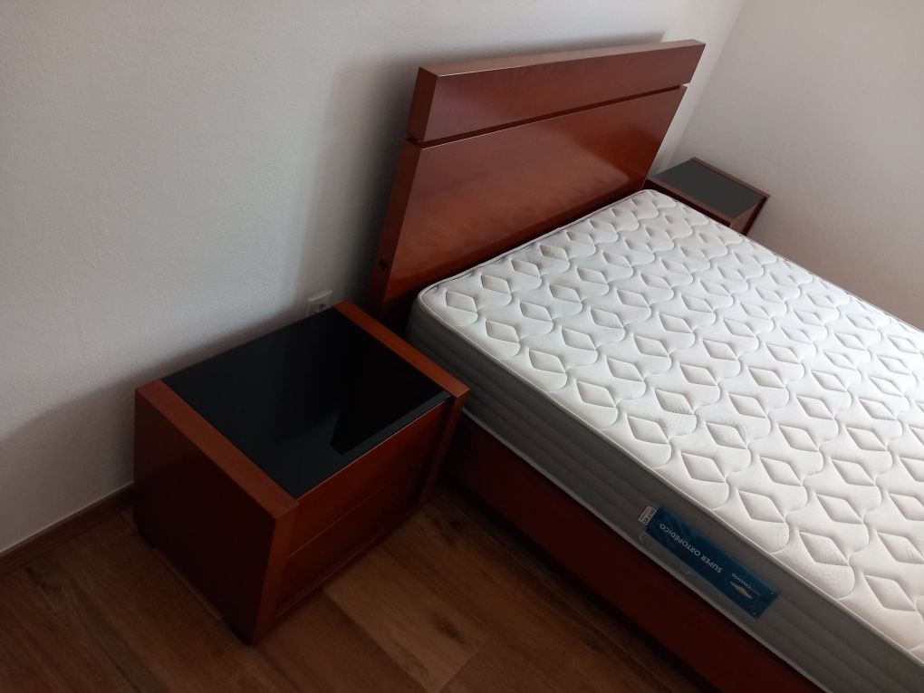 Mobília de Quarto em Cerejeira Maciça – Bom Estado