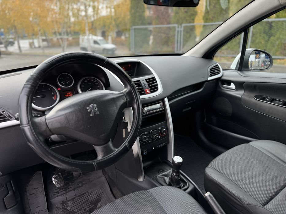 Продаи пижо 207 1.4 газ бенз 2012 гола