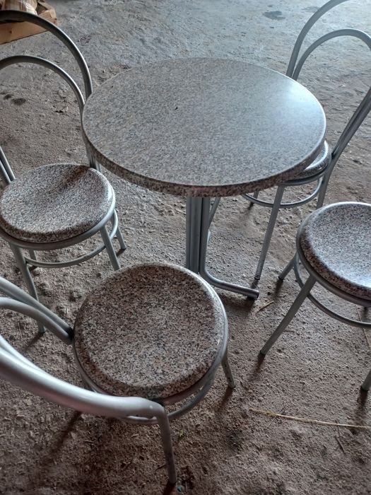 Mesa e cadeiras em bom estado