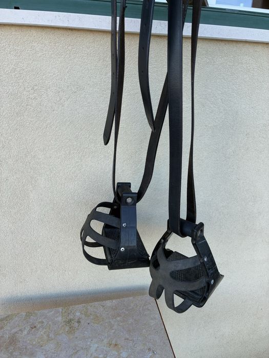 Estribos de plastico com loios em cabedal