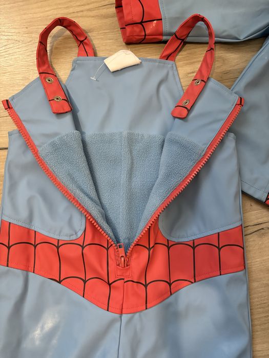 Дощовик і чобітки у комплекті