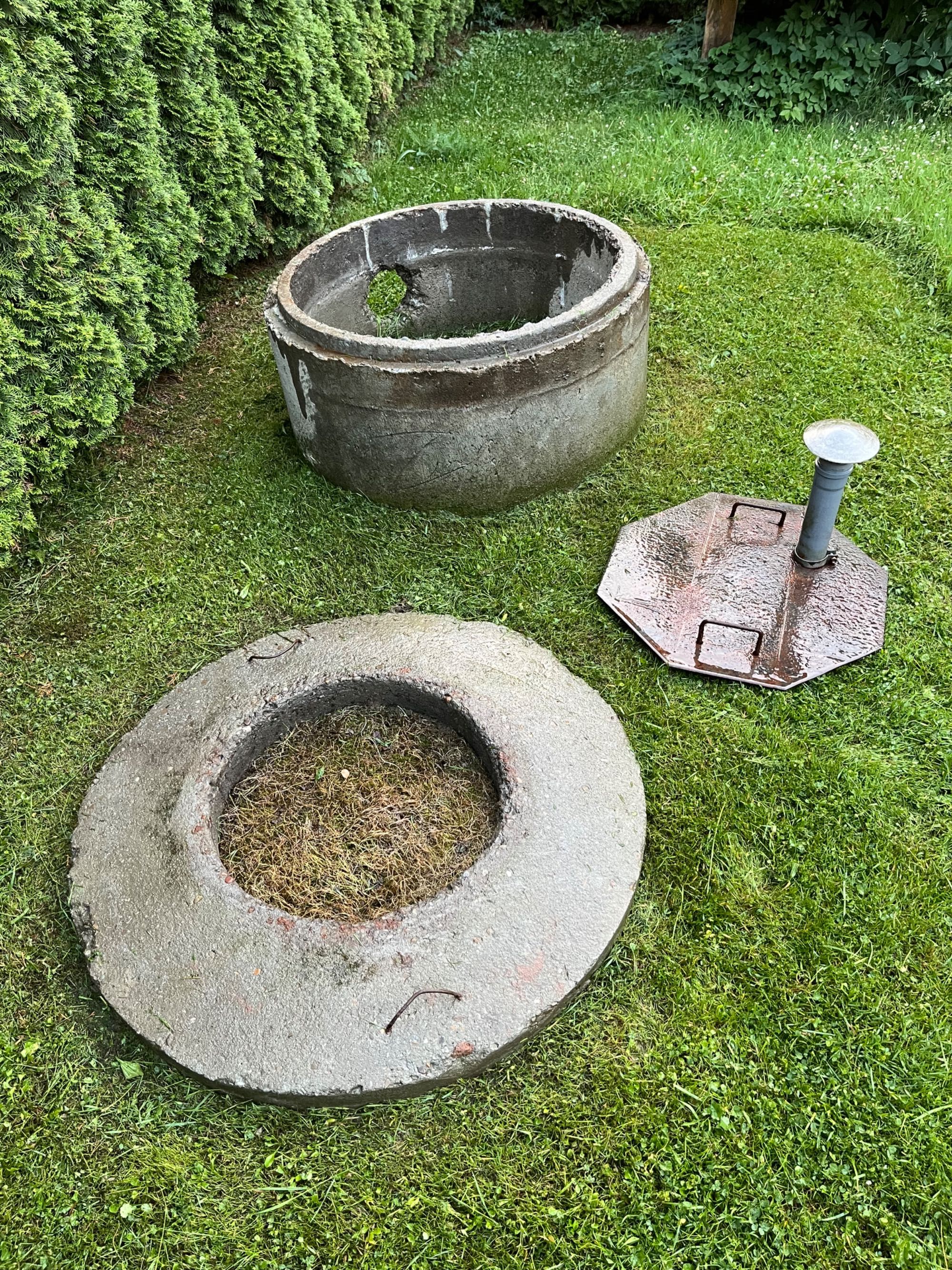 Krąg betonowy 120 cm z pokrywą i metalowym włazem