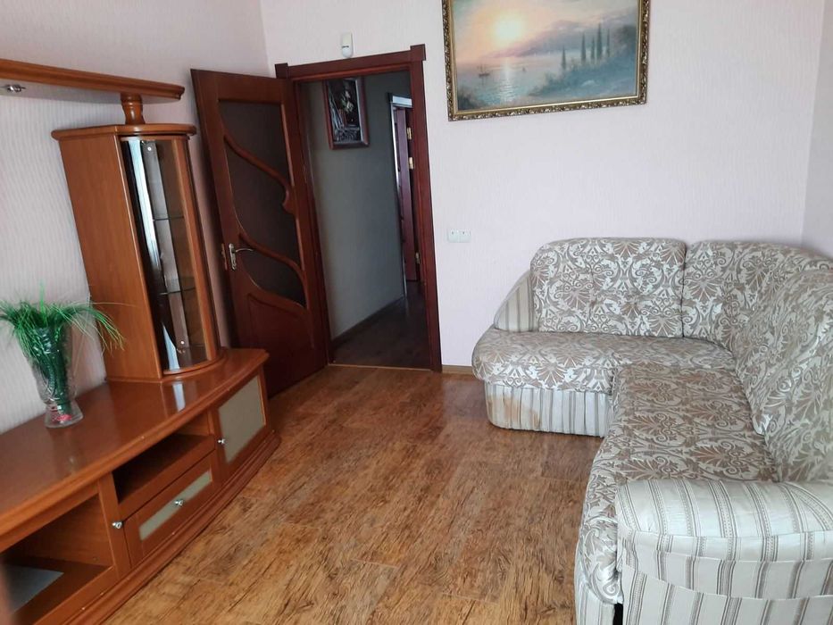 Продається простора 2-км квартира з кухнею-студією у  центрі міста.