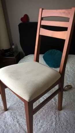 Mesa Cerejeira +4 Cadeiras (2 azuis e 2 brancas)