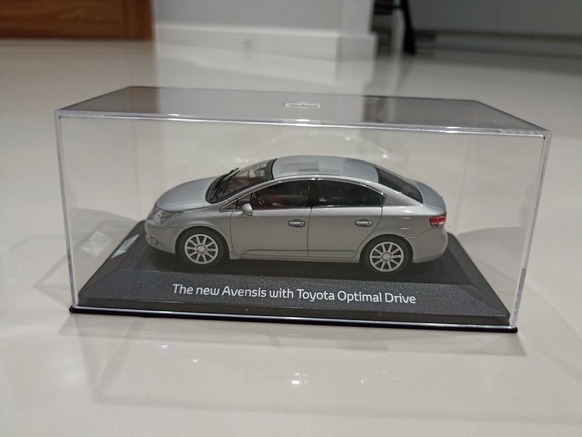Model Minichamps Toyota Avensis T27 sedan 1:43