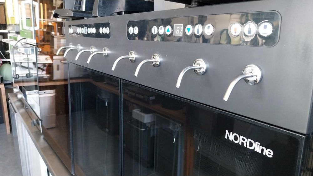 Dystrybutor do wina, nalewak do wina, chłodniczy automat na 8 butelek