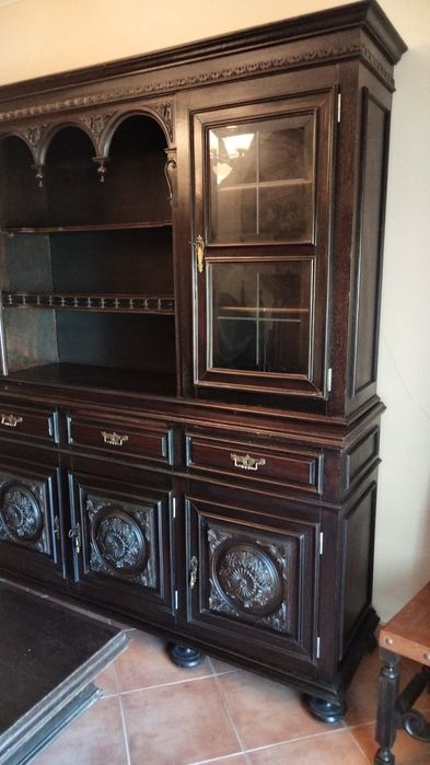 Sala completa com louceiro, mesa e 8 cadeiras