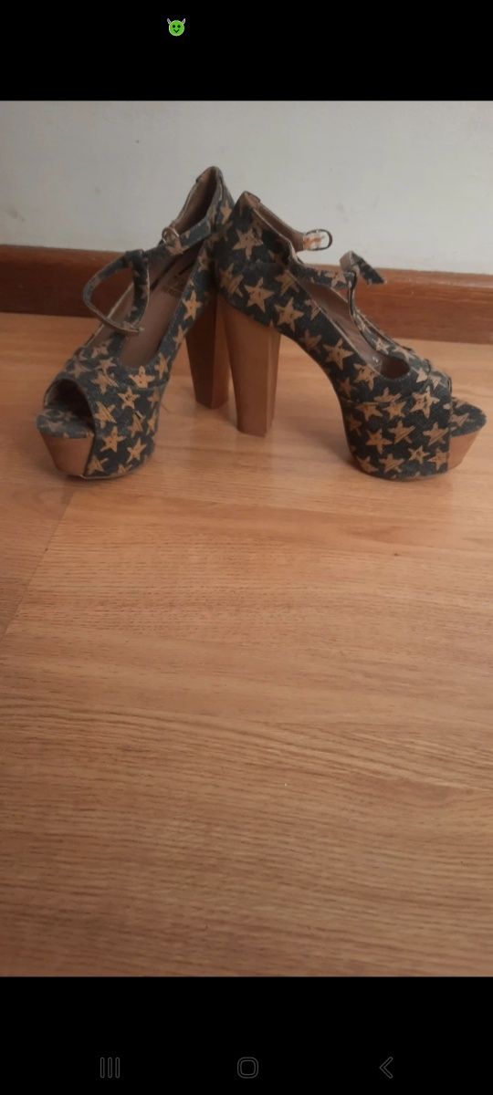 Sapatos salto alto
