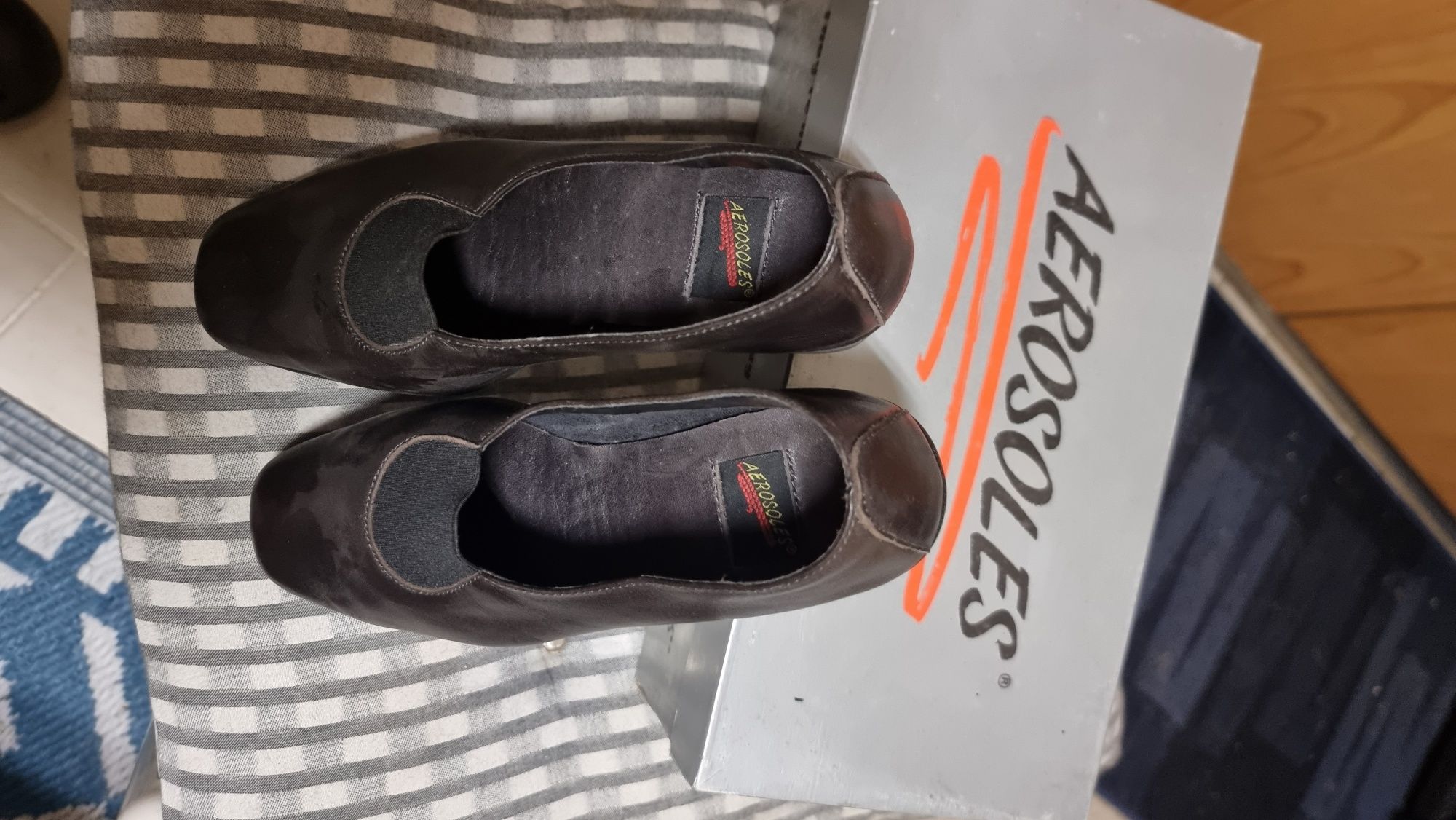 Vendo este par de sapatos