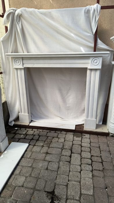 Portal z białego marmuru