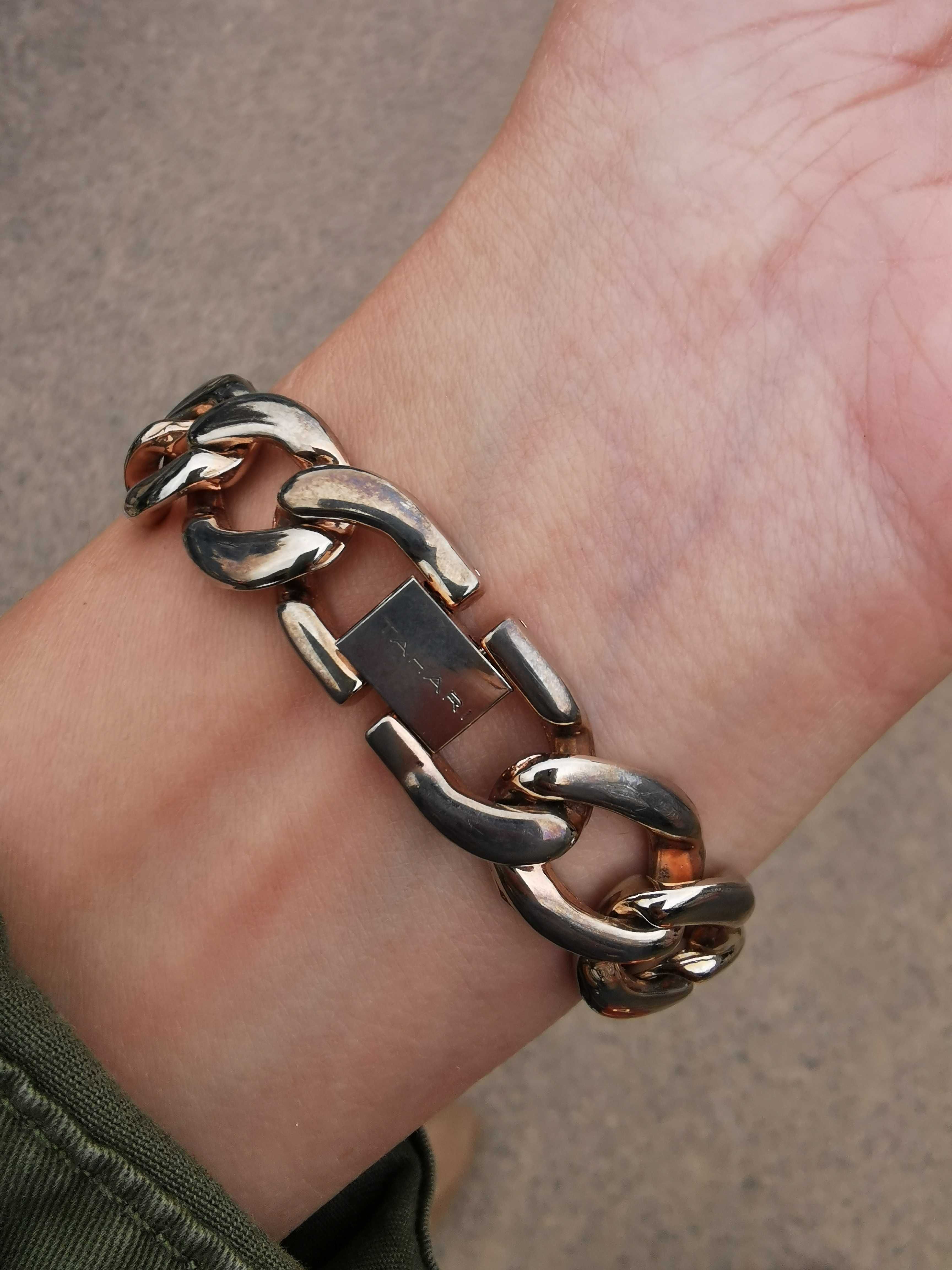 Zegarek z charmsami, Tahari