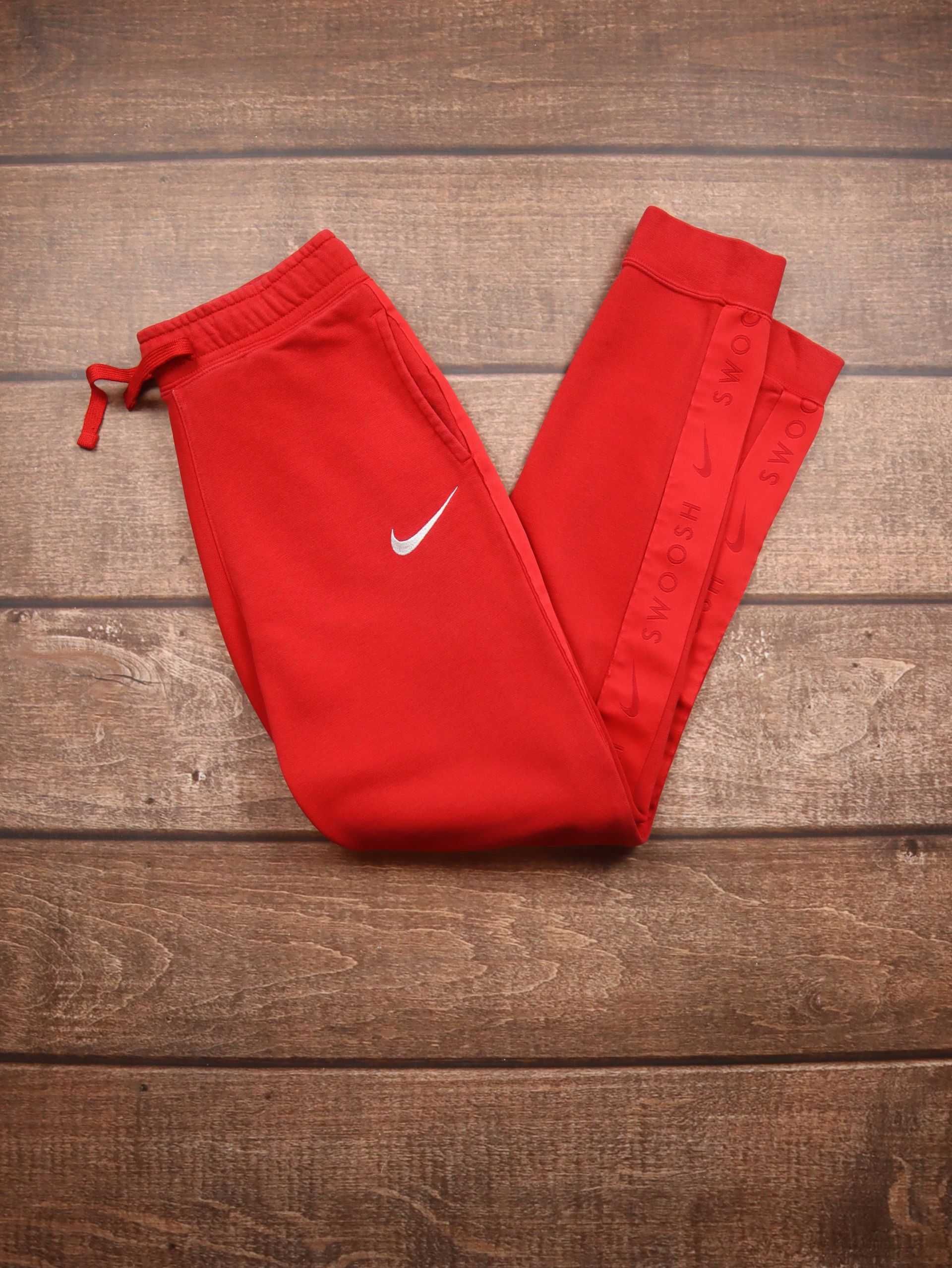 Nike Swoosh Czerwone spodnie dresowe dresy ze ściągaczem bawełniane