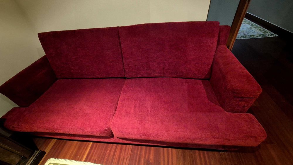 Sofá vermelho com 2 metros