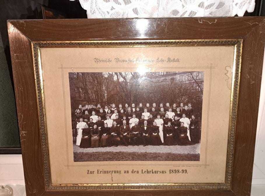 Stare 130 lat zdiecie grupowe w ramie za szklem