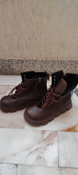 Botas castanhas com atacadores