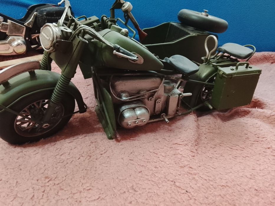 Два мотоцикла. Большие модели