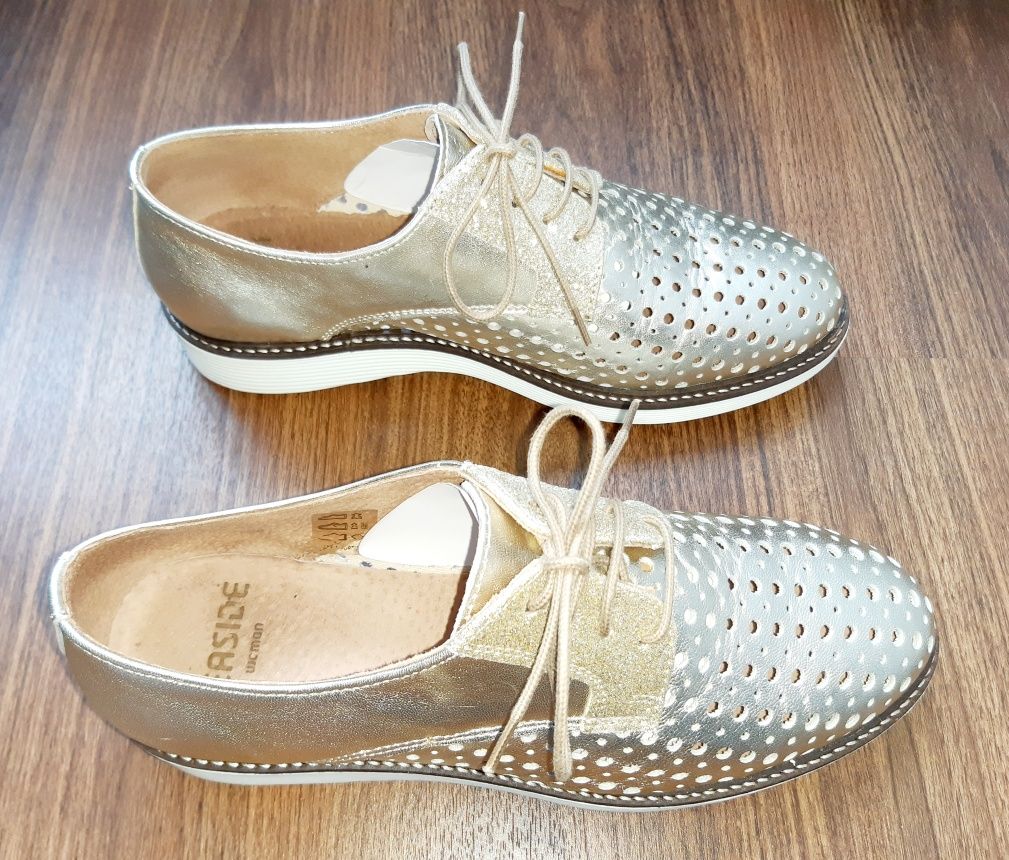 Sapatos de senhora, marca Seaside tam. 40 dourados