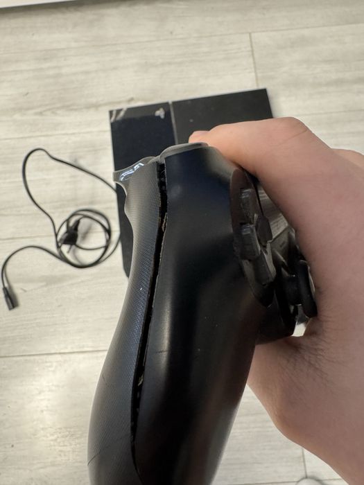 Playstation 4 + 2 pady + GTA V