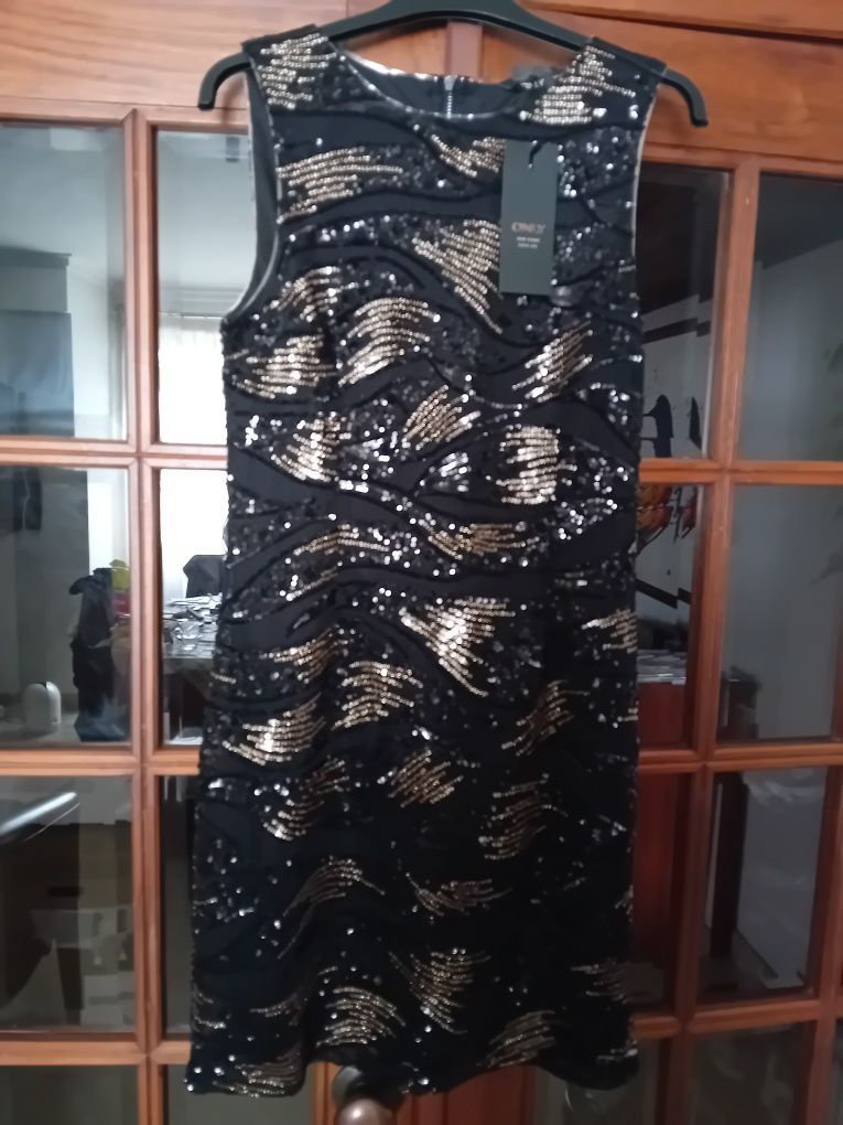 Vestido Cerimónia novo a estrear pérolas pedras brilhantes Marca Only