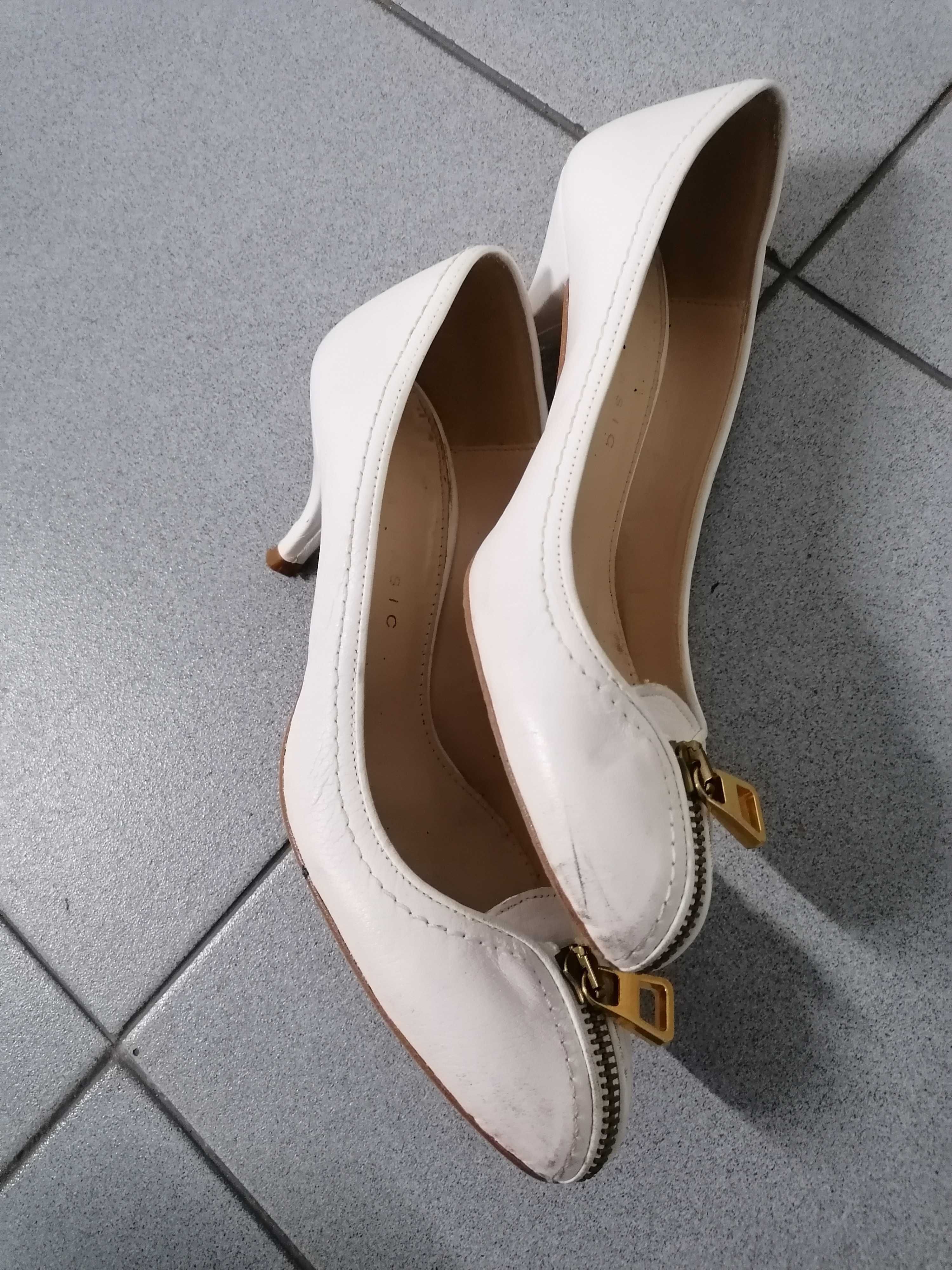 Sapatos de cor branca