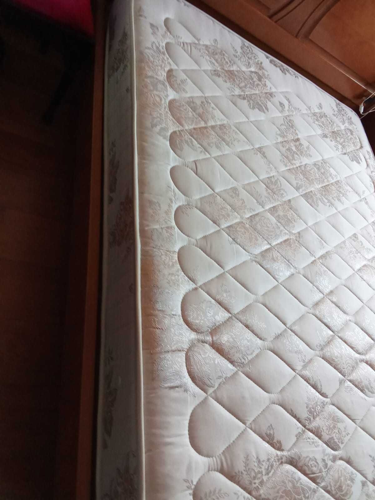 Vende-se Colchão de Casal Ortopédico 140x190 em Bom Estado