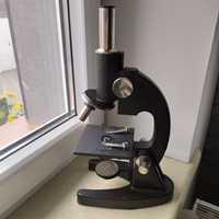 Stary mikroskop z 1951 r w drewnianym futerale .