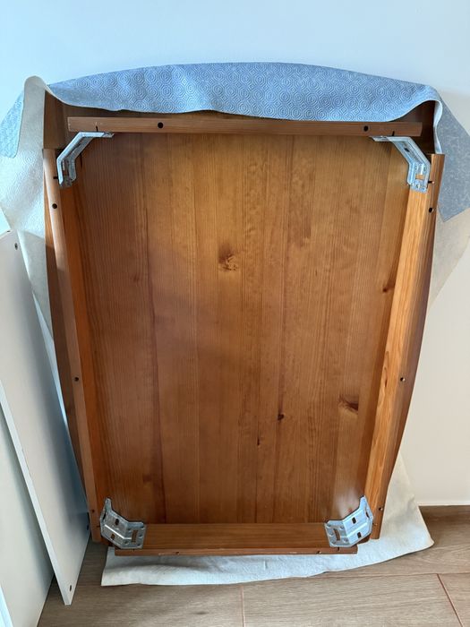 Mesa de jantar cerne, já desmontada, com 4 cadeias. Bom estado.