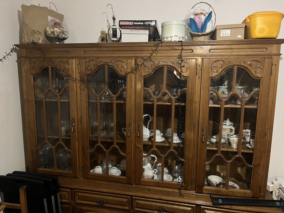 Mesa de sala e louceiro