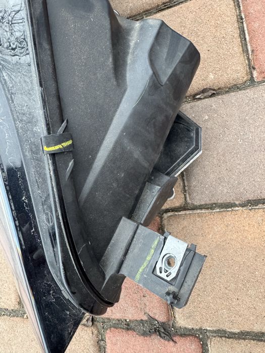 Фара права Tesla model 3