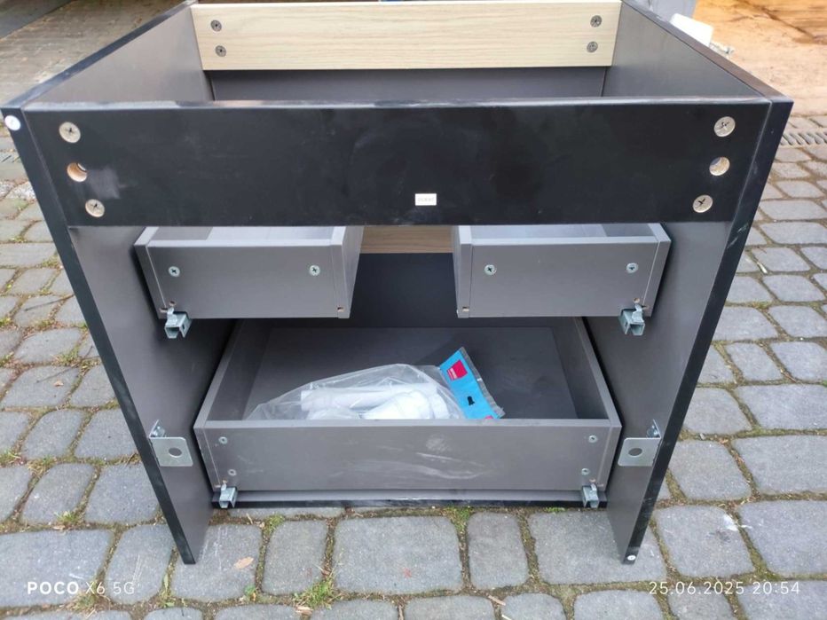 Szafka z umywalką do podwieszenia