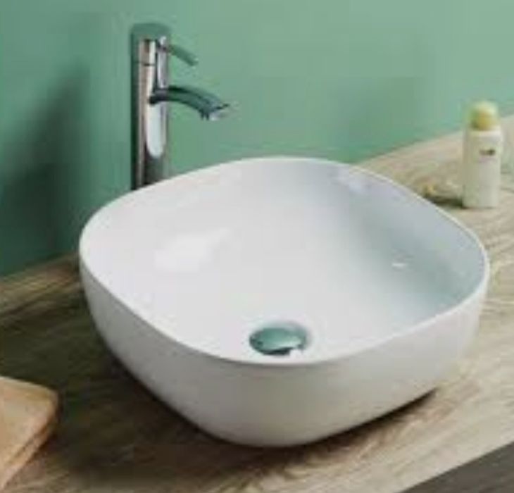 Lavatório em cerâmica branca.