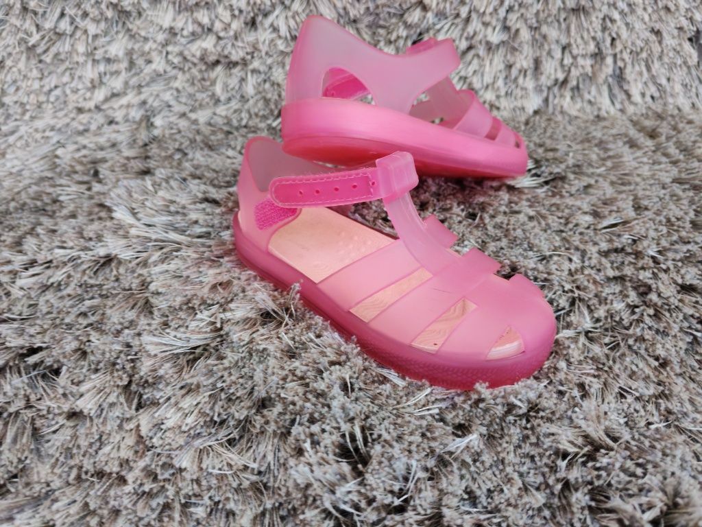Sandálias de menina cor de rosa