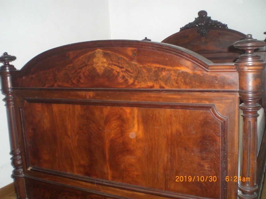 Cama lindíssima, antiga , de estilo romântico, boa madeira .