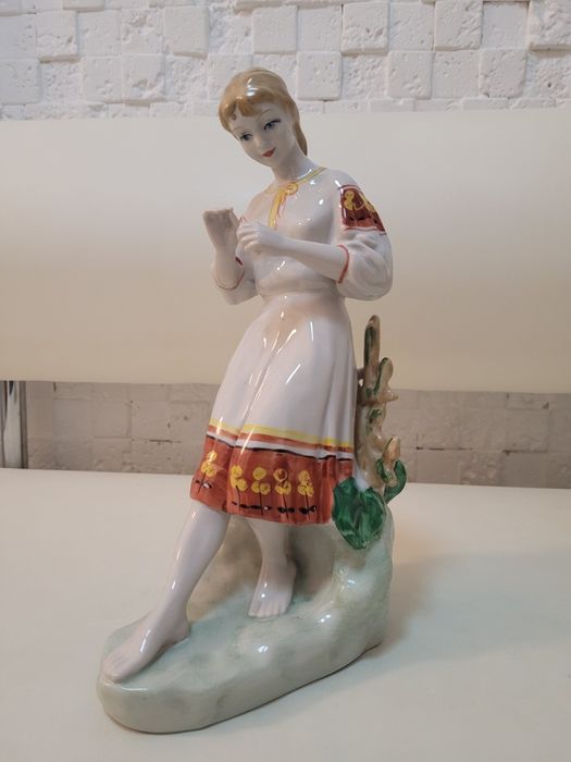 Статуэтка  Девушка с ромашкой