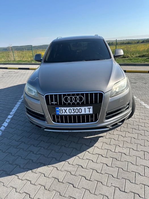 Ауді Q7 2012 р. Машина на повному ходу.