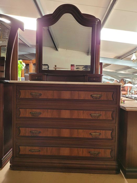 Cómoda em madeira com tampo em pedra e espelho - ÓPTIMO ESTADO