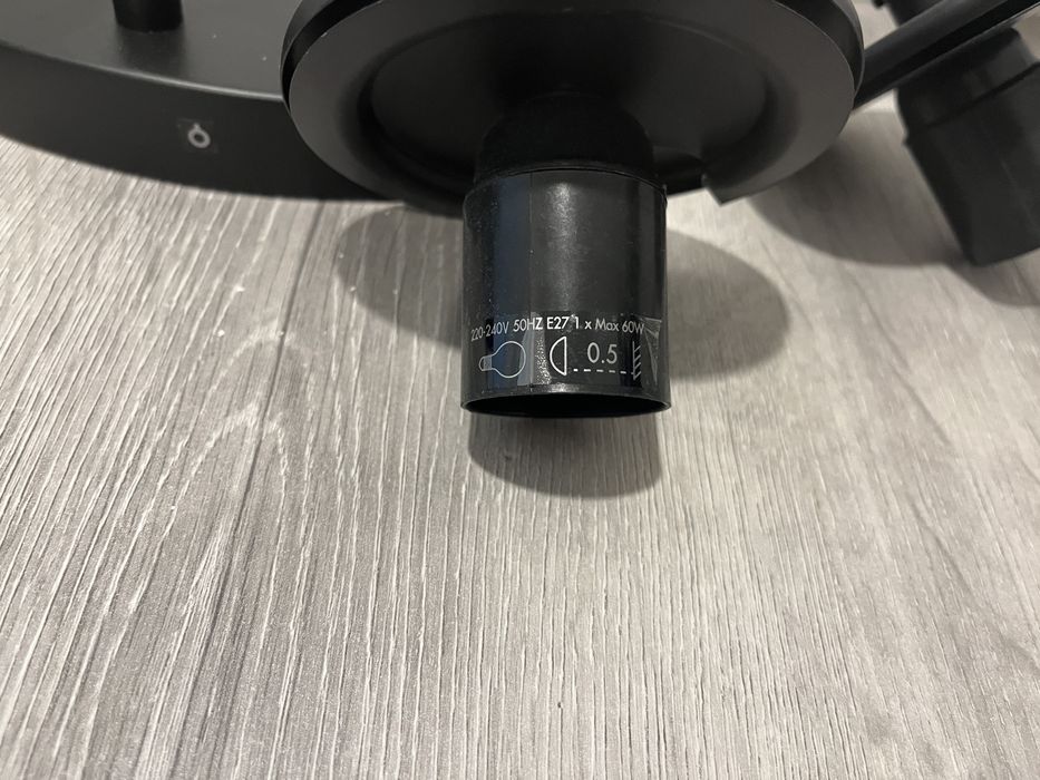 candeeiro teto base metal e  globos de vidro fosco suspensos