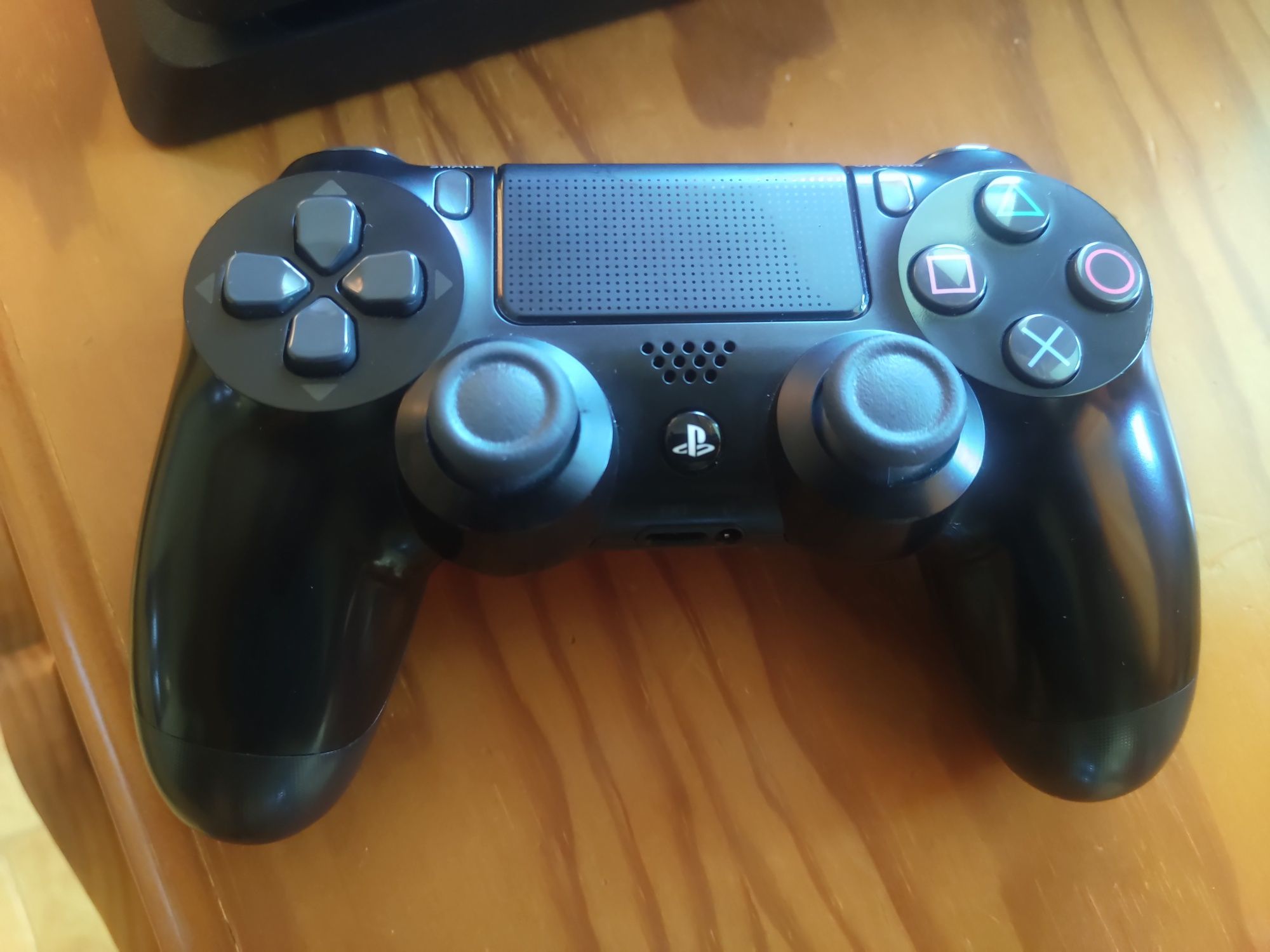 PS4 1tb com 5 jogos como nova