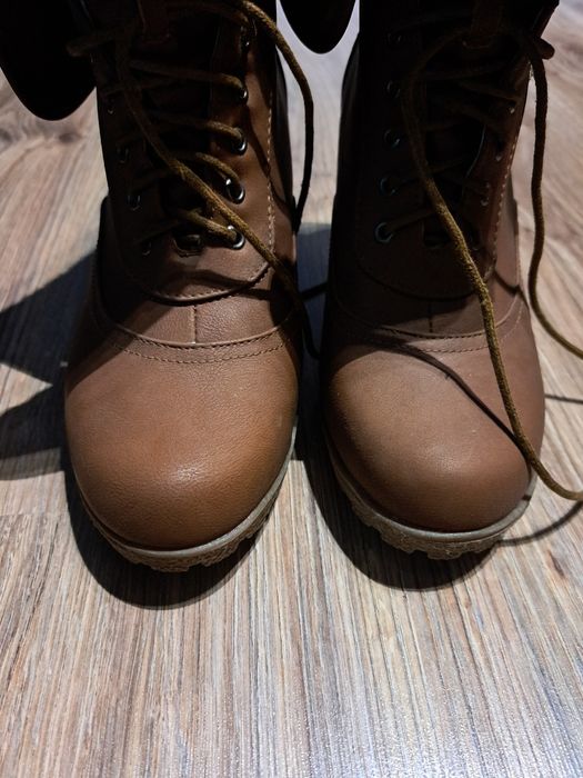 Botki damskie na koturnie brązowe, z kożuszkiem  40