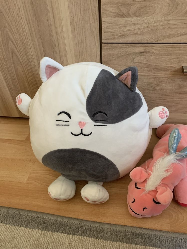 Maskotka kotek Squishmallows i gratis pluszowy piornik różowy