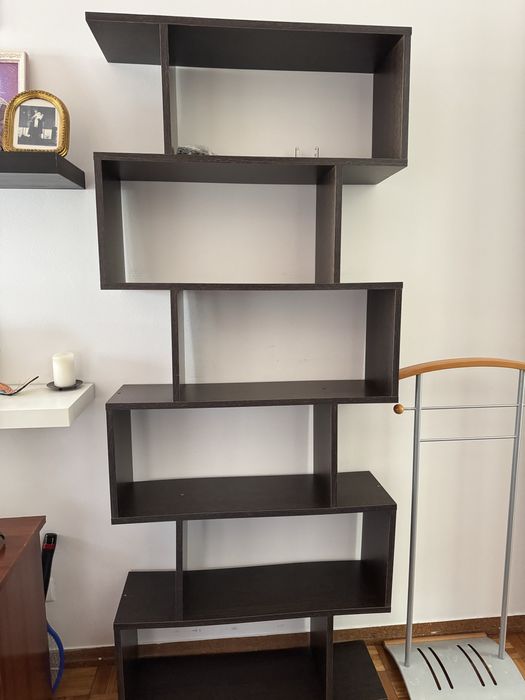 Conjunto prateleiras com estantes.