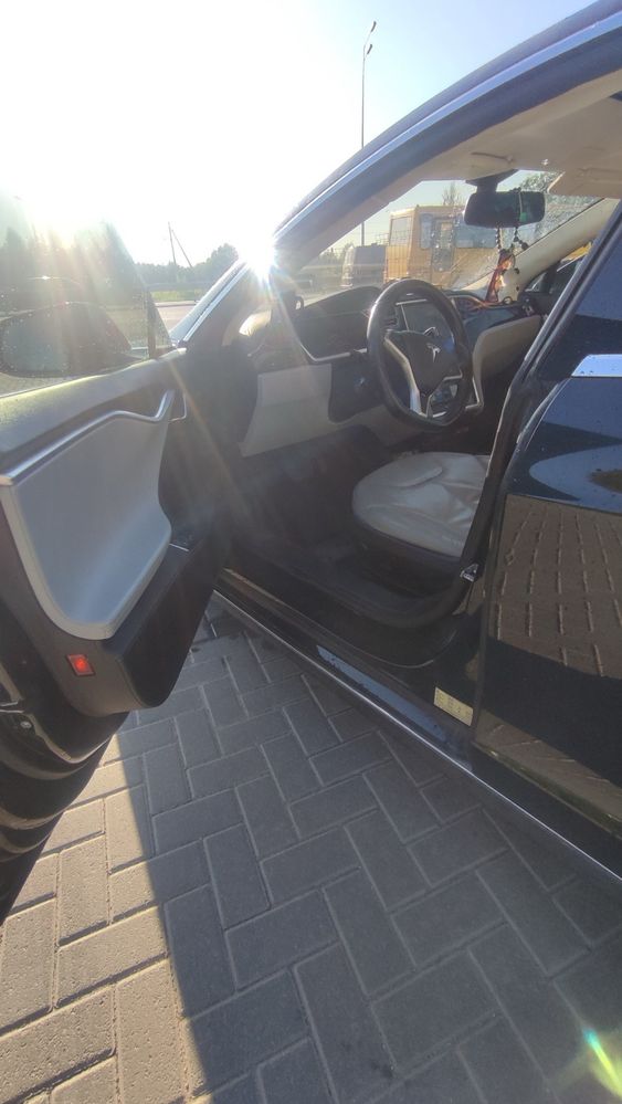 Tesla model S P85D 2014