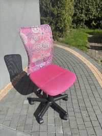 Krzeslo obrotowe dla dziewczynki.