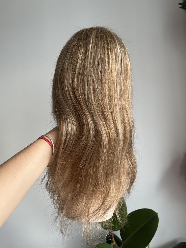 Peruka blond z pasemkami i grzywka wlosy naturalne