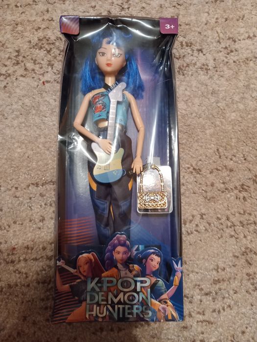Zoey lalka z gitarą akcesoriami demon hunters w pudełku